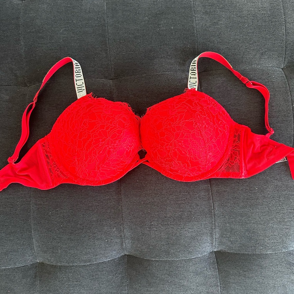 Red lace 2size push up bra Victoria secret , size 34DD, with sparkling logo